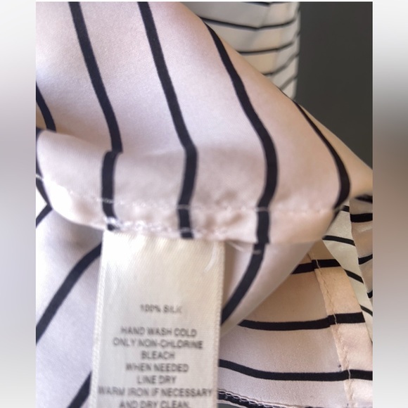 White House Black Market sleeveless silk blouse size XS - Picture 4 of 4